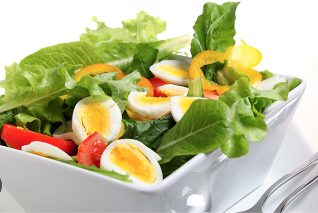 Ensalada con huevo duro y agujas en conserva.